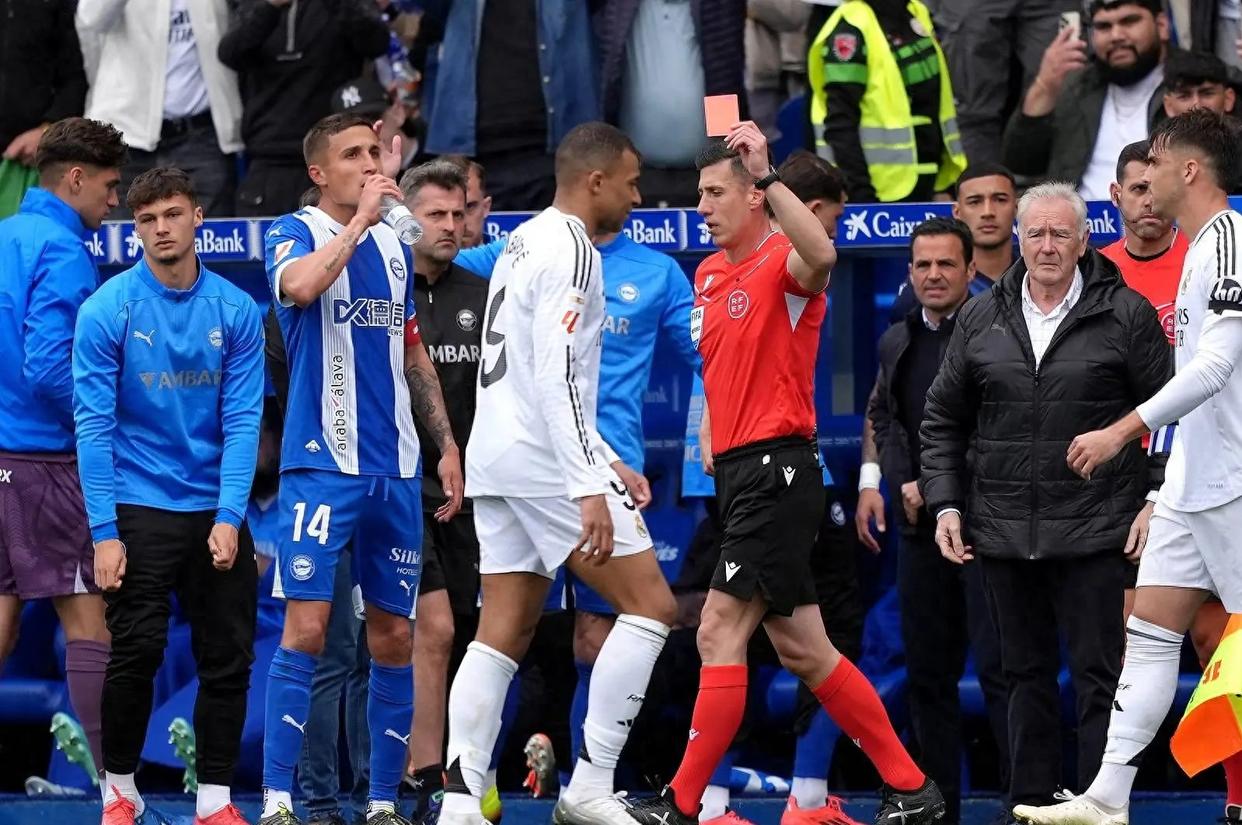 风云突变!巴塞罗那窗口期防线松动,中超版图或变,球迷炸锅,轮换策略成焦点  风云突变!巴塞罗那窗口期防线松动,中超版图或变,球迷炸锅,轮换策略成焦点