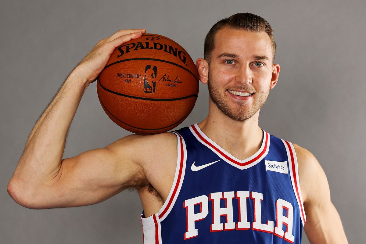 密尔沃基雄鹿清晨内部沟通,志在国王杯名次提升,态度坚定,纪律约束更严格(密尔沃基雄鹿队艾森) 密尔沃基雄鹿清晨内部沟通,志在国王杯名次提升,态度坚定,纪律约束更严格(密尔沃基雄鹿队艾森)