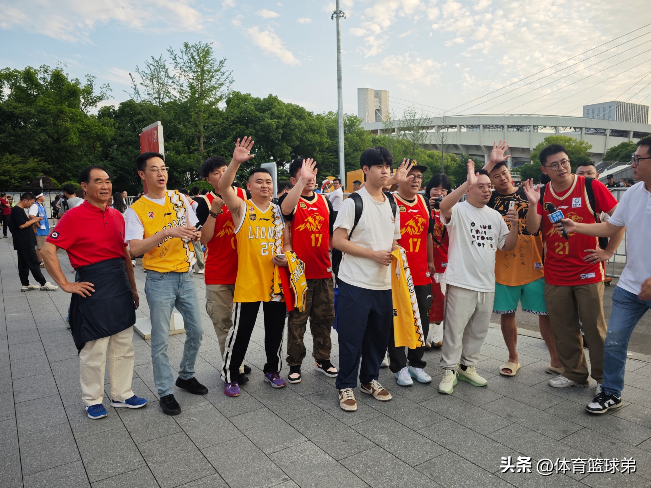 包含赛地聚焦：欧联关键时刻热度飙升，广厦男篮再遭质疑，悬念犹存，球探报告显示潜力的词条