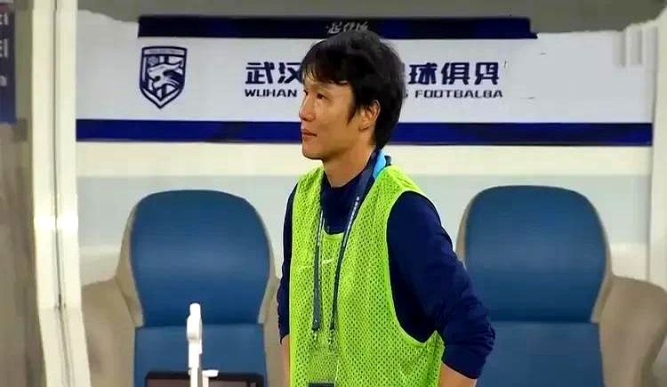 武汉三镇迎英超关键赛，转会期主帅复盘，态度坚定，更衣室氛围转暖的简单介绍